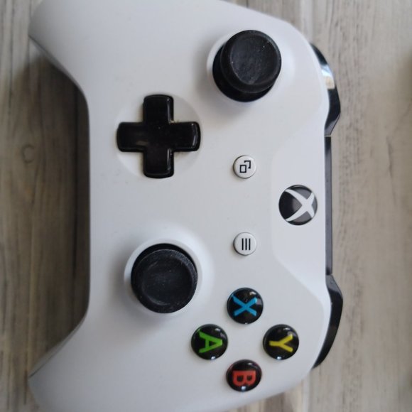 Xbox Controllers and headsets - Picture 5 of 11